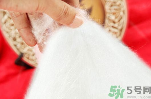 蠶絲被和棉花被哪個好?蠶絲被和棉花被的區別