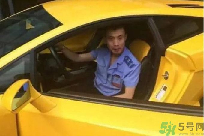 開蘭博基尼上下班的人是誰？開蘭博基尼上下班開的是哪輛公交車？