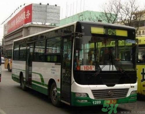 開蘭博基尼上下班的人是誰？開蘭博基尼上下班開的是哪輛公交車？
