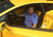 開蘭博基尼上下班的人是誰？開蘭博基尼上下班開的是哪輛公交車？
