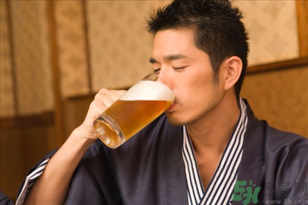 過期啤酒能喝嗎？過期啤酒喝了會怎么樣？