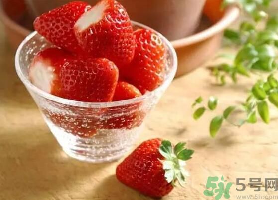 楊梅可以和草莓一起吃嗎？楊梅能和草莓一起吃嗎？