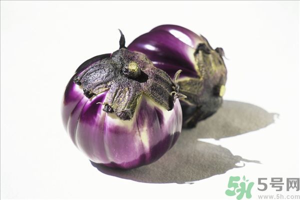 茄子里面有黑點能吃嗎？茄子里面黑了能吃嗎？