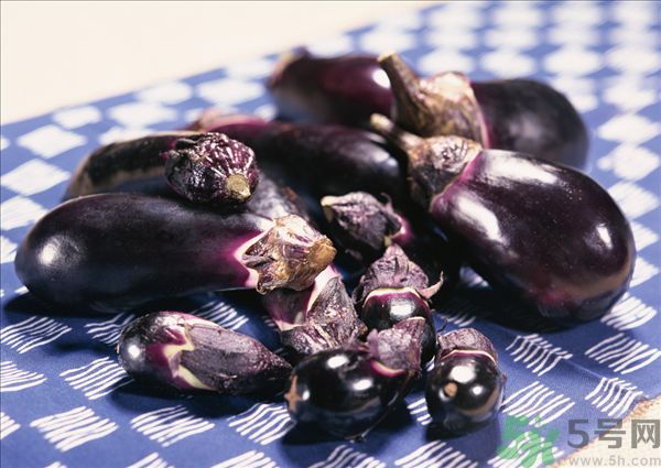 茄子里面發棕色能吃嗎？茄子里面有褐色能吃嗎？