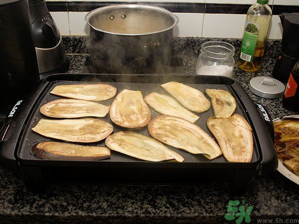 茄子里面發棕色能吃嗎？茄子里面有褐色能吃嗎？