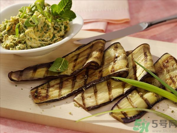 茄子里面發棕色能吃嗎？茄子里面有褐色能吃嗎？