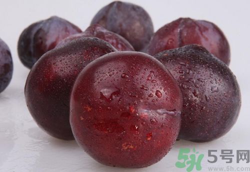 李子紅色甜還是黑色甜？李子黑色的比較甜嗎？