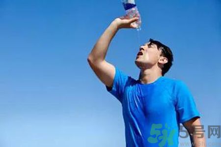 為什么我夏季特別容易出汗？夏季愛出汗怎么辦？