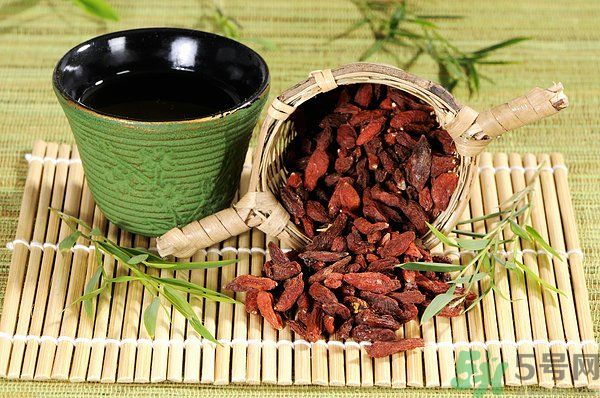 泡枸杞要用開水嗎？泡枸杞的水越熱越好嗎？