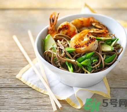 生菜可以和蝦一起吃嗎？生菜和蝦一起吃可以嗎？