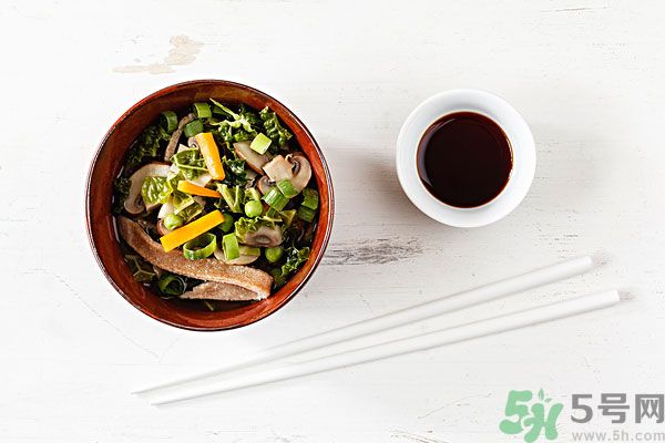 涼拌生菜放生抽還是老抽？涼拌菜放什么醬油好？