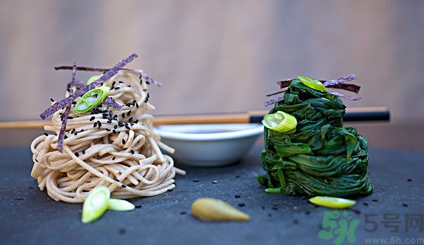 涼拌生菜放生抽還是老抽？涼拌菜放什么醬油好？