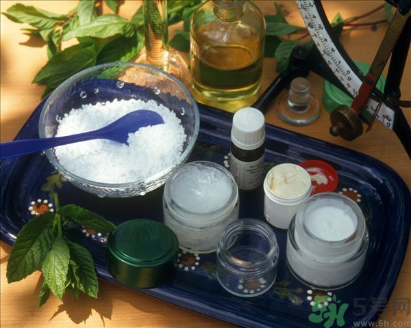 去年沒用完的防曬霜今年還能用嗎？擦護(hù)膚品直接用手取好嗎？
