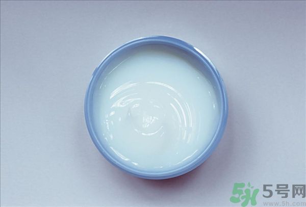 去年沒用完的防曬霜今年還能用嗎？擦護(hù)膚品直接用手取好嗎？