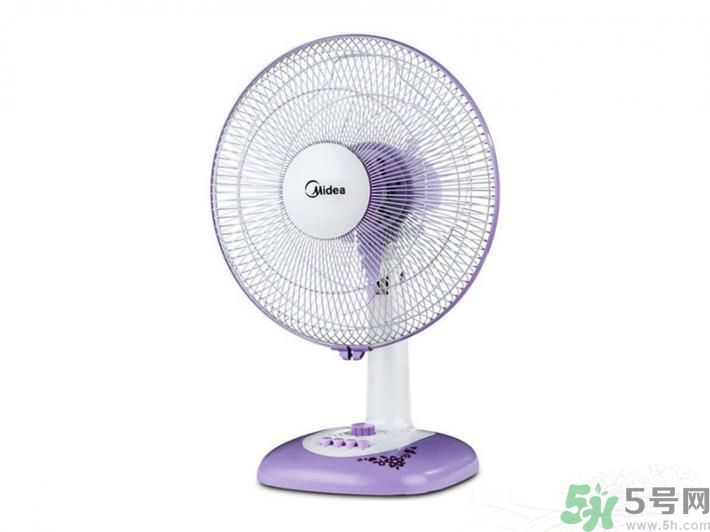 電風扇應該對著頭吹還是對著腳吹？電扇對著頭吹和對著腳吹哪一個更容易感冒？