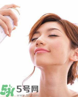 夏天臉油怎么辦？臉油怎么補妝？