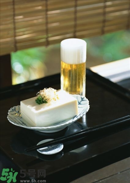 吃豆腐能喝啤酒嗎？喝酒吃豆腐能解酒嗎？