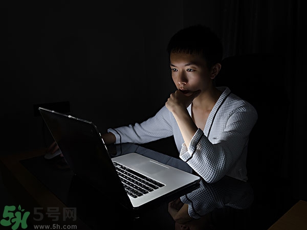 熬夜上火牙齦腫痛怎么辦？熬夜上火喉嚨痛怎么辦？