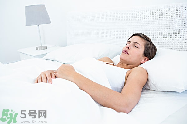 第一次來月經是黑色的正常嗎？第一次月經是黑色的是怎么回事？