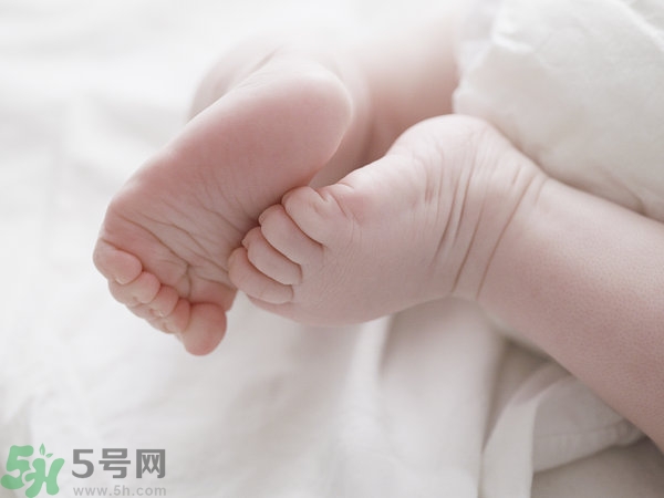 寶寶腳上起水泡怎么辦？寶寶腳底長透明水泡怎么辦？