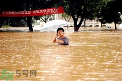 在雨水中走路容易得什么病？在雨水中走路有什么危害？