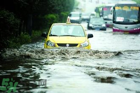 路面雨水多深車輛不宜通行？車輛在雨水中行駛要注意什么？