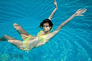 浮潛要穿泳衣嗎？浮潛要穿什么衣服？