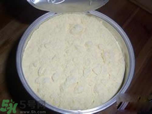 奶粉結塊是怎么回事？奶粉結塊可以吃嗎？
