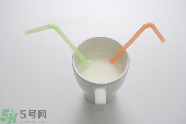 羊奶和牛奶哪個營養高?牛奶與羊奶哪個營養更好？