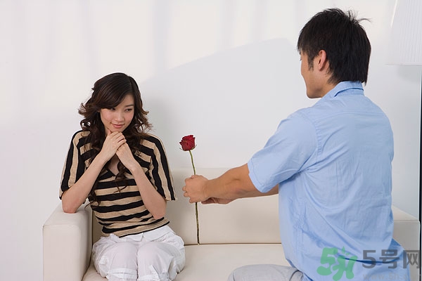 為什么看到男生會(huì)臉紅？看到男生會(huì)臉紅怎么辦？