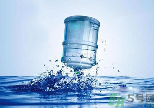 純凈水的保質期是多久？純凈水過期了還能喝嗎？