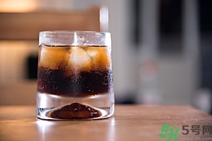 可樂第二天還可以喝嗎？隔夜的碳酸飲料可以喝嗎？