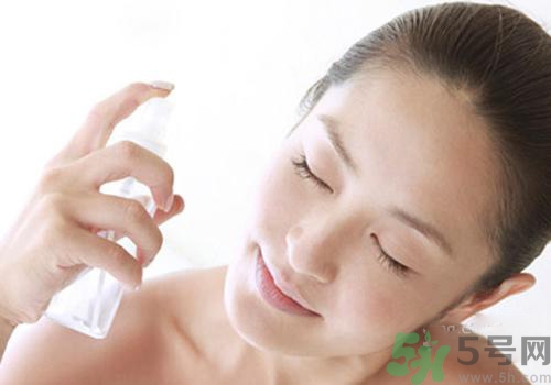 保濕噴霧可以當爽膚水嗎？保濕噴霧和爽膚水有什么區別？