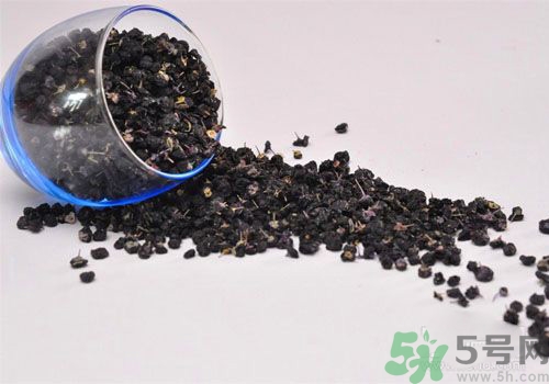 黑枸杞泡水是什么顏色？黑枸杞泡水是紫色的嗎？