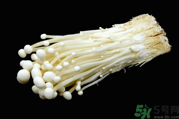 金針菇發(fā)霉了能吃嗎？金針菇長(zhǎng)白毛還能吃嗎？