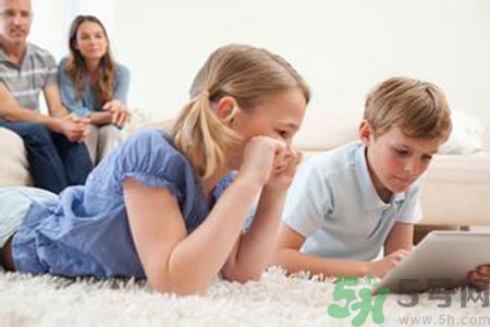 5歲男孩突然大叫頭疼 小孩玩平板電腦的危害有哪些？