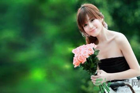 女人為什么一個胸大一個胸小?女人的兩個胸為什么不一般大? 女人為什么一個胸大一個胸小?女人的兩個胸為什么不一般大?