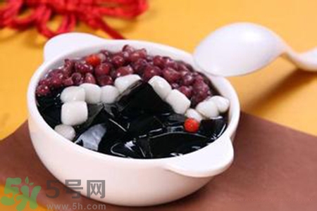 仙草是龜苓膏嗎？仙草和龜苓膏的區別？