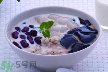 仙草是龜苓膏嗎？仙草和龜苓膏的區別？