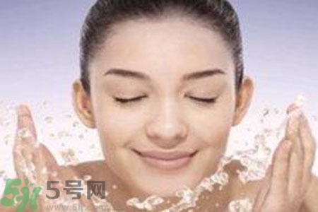 夏季臉上出油怎么回事？夏季臉上出油怎么辦？