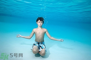 吃完晚飯可以立即游泳嗎？吃完飯游泳對身體好嗎？