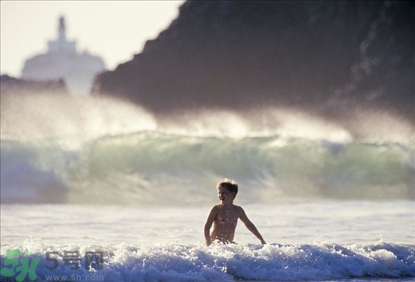 游泳不帶泳鏡可以嗎？在水下可以睜開眼睛嗎？