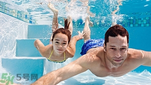 游泳不帶泳鏡可以嗎？在水下可以睜開眼睛嗎？