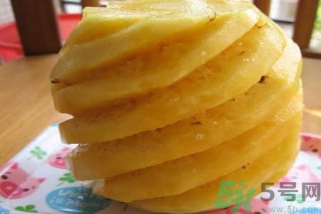 菠蘿為什么要用鹽水泡？吃菠蘿用不用泡鹽水？