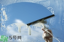 擦玻璃小竅門方法是什么？擦玻璃的小竅門有哪些？