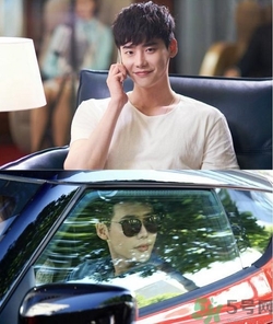 李鐘碩開的什么車？姜哲開的什么車？