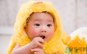 寶寶特別喜歡含著手指睡覺怎么辦？怎樣糾正寶寶含著手指睡覺的習(xí)慣？
