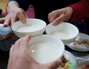 喝糯米酒能豐胸嗎？喝米酒能護膚嗎？