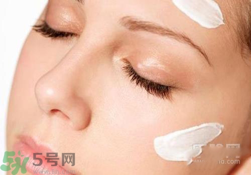 cc霜和粉底液的區別 cc霜和粉底液哪個先用？