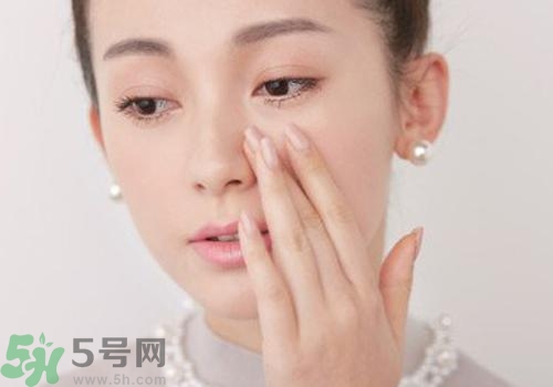 cc霜和粉底液的區別 cc霜和粉底液哪個先用？